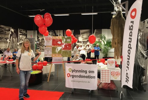 Stand med forskelligt oplysningsmateriale om organdonation